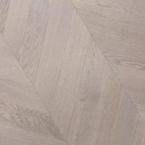 Chevron hardwood flooring in Chambord (oak)