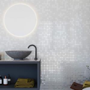 Room scene with Opalo mosaic tile in Blanco