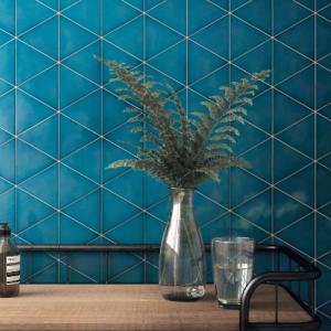 Scale Triangolo tile in Electric Blue